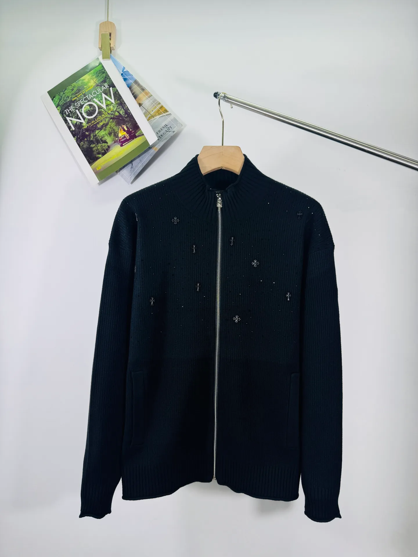 P360 top version 🐮 Real shot without P, different from market products】 Chrome Hearts ❄️2025 new classic starry sky couple style zipper knitted sweater 🔥High version🔥High version🔥 The fabric is made of 32-count cotton yarn blended material, which is skin-friendly and does not stick to the body, does not cause pilling, feels very soft, super comfortable, fashionable and individual, super versatile and good-looking knitted sweater, very suitable for both men and women, a must-have for everyone. Packaging Hang tag collar label washed wheat complete👍 Style number: 1101 Color: black Code number: s-xl